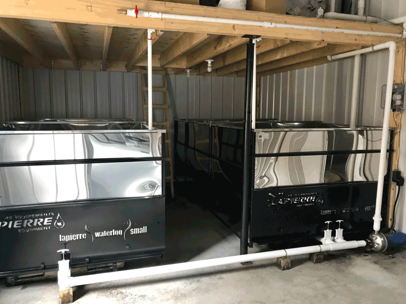 Réservoirs de production en acier inoxydable dans une érablière, tuyauterie et équipement Lapierre
