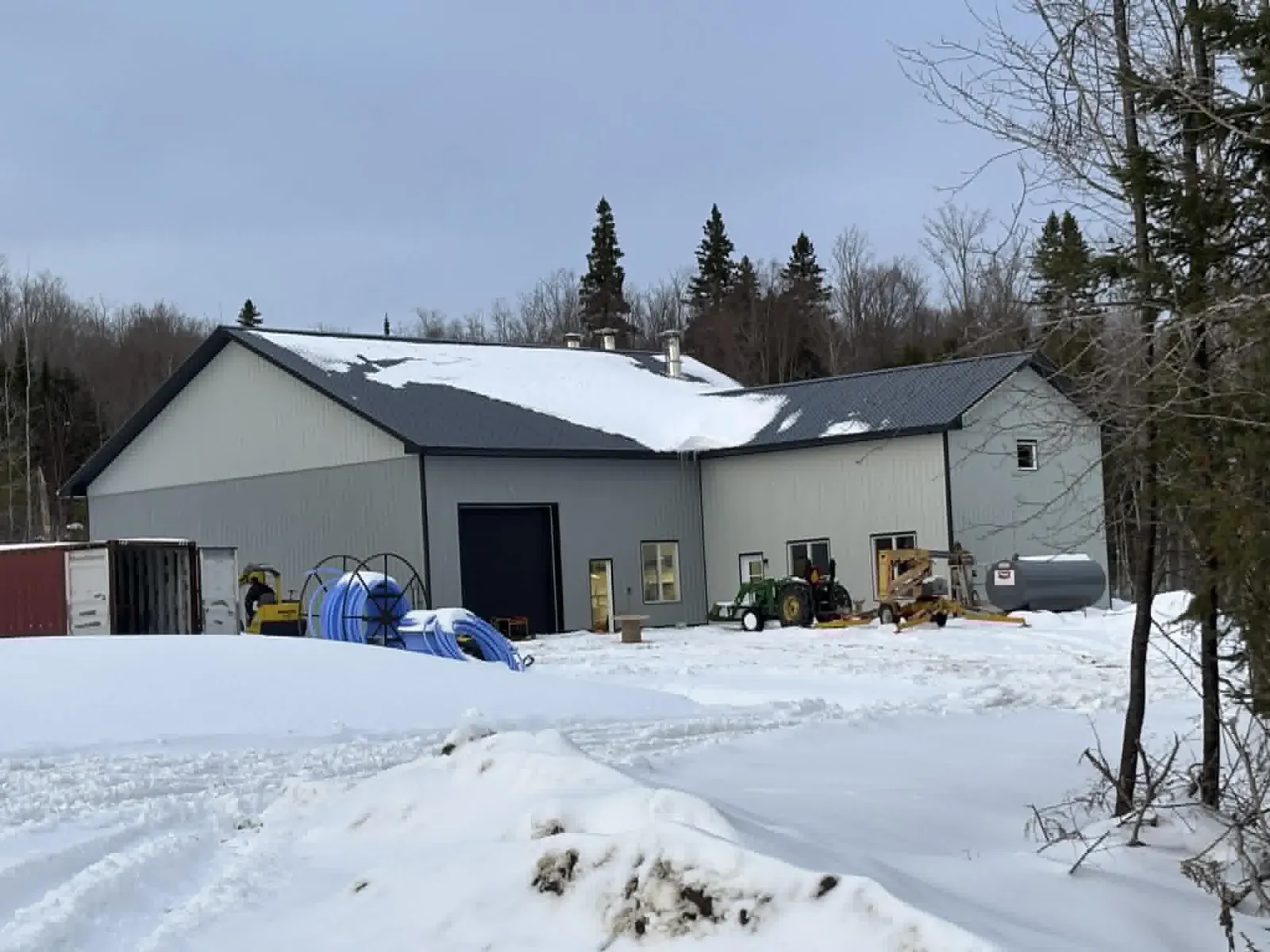 Cabane à sucre en acier construite par Construction Provençal pour un producteur acéricole