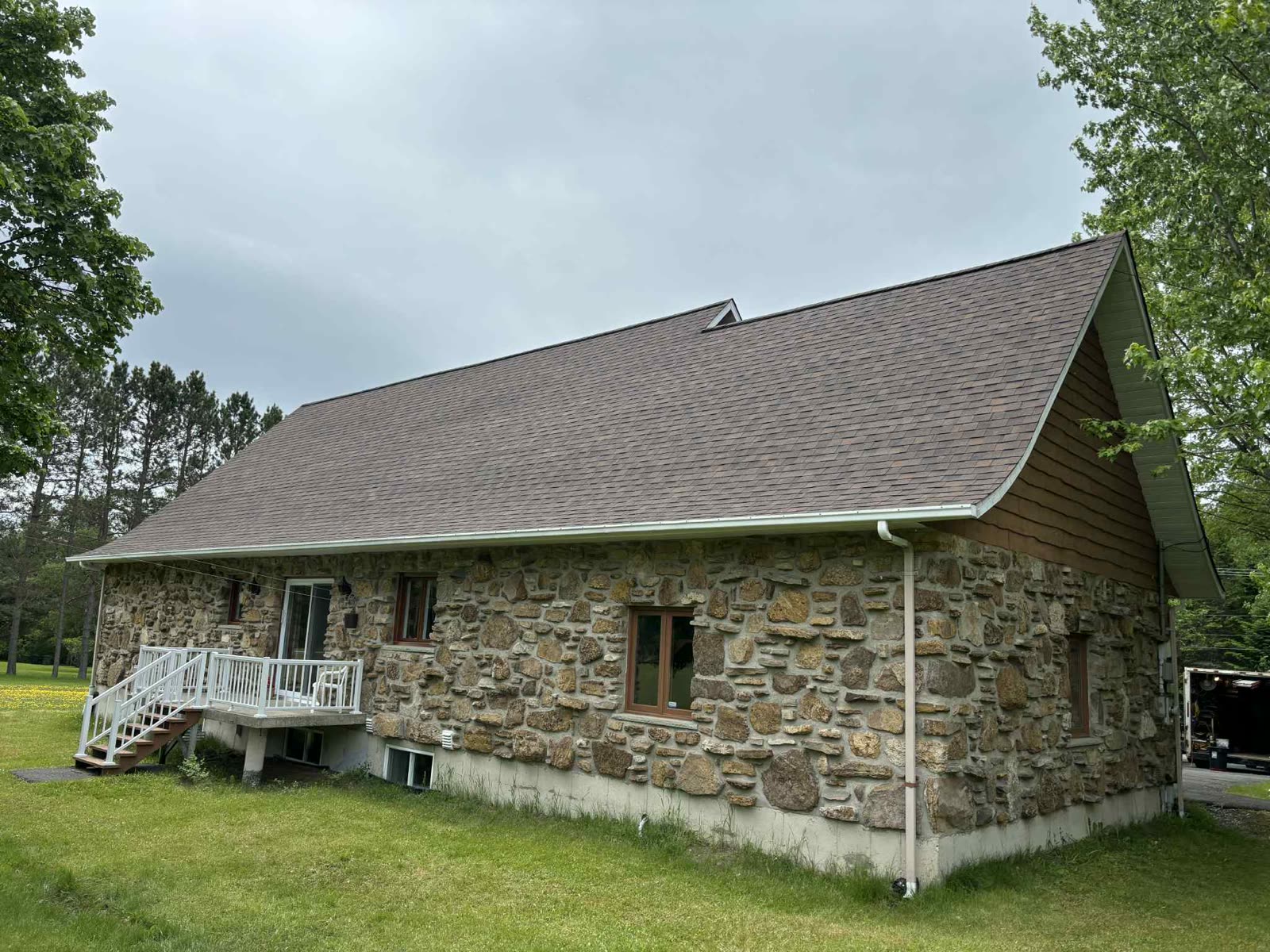 Bungalow en pierre avec toiture grise