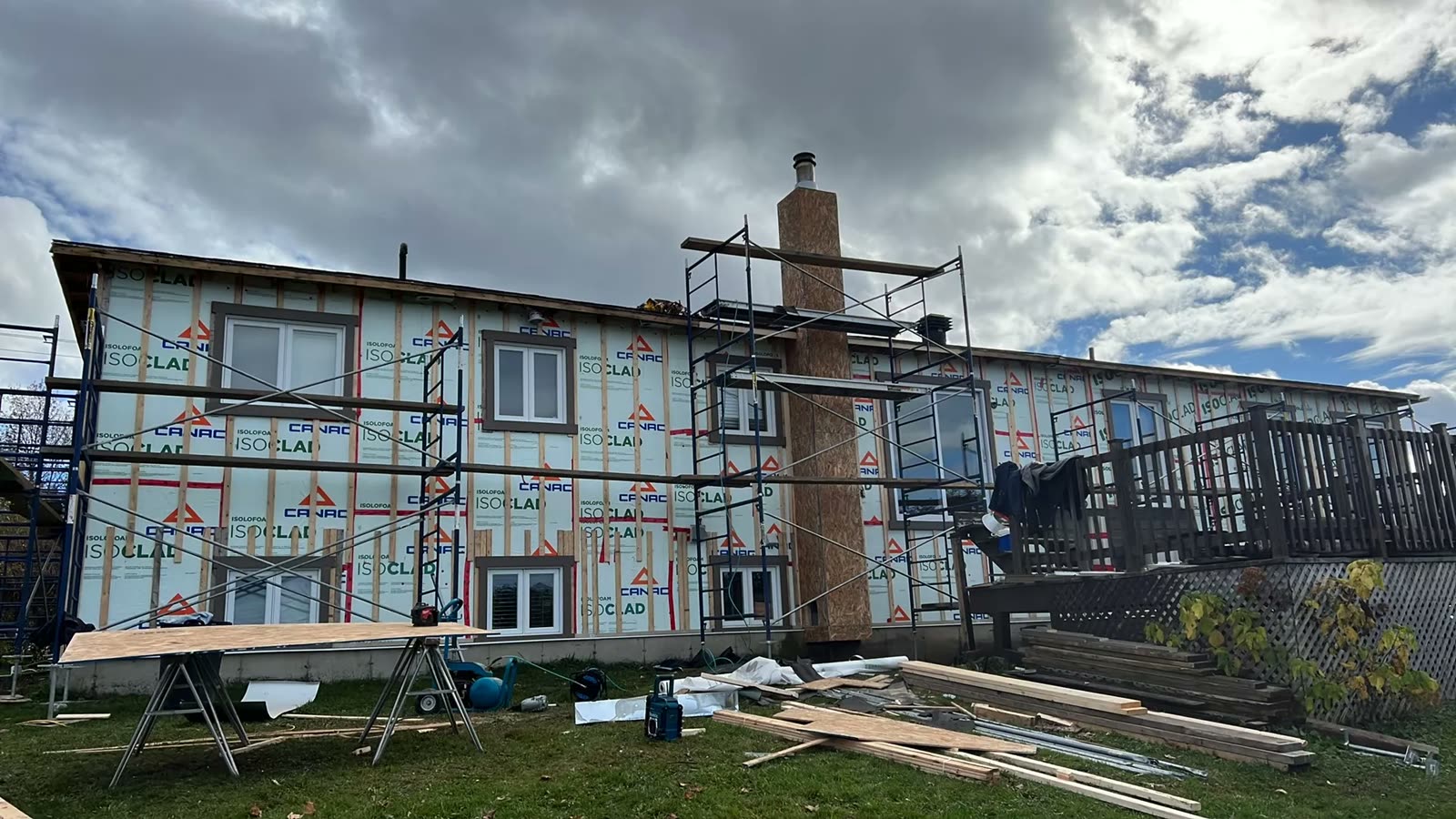 Résidence à étages en chantier, membrane et échafaudage avant le bardage