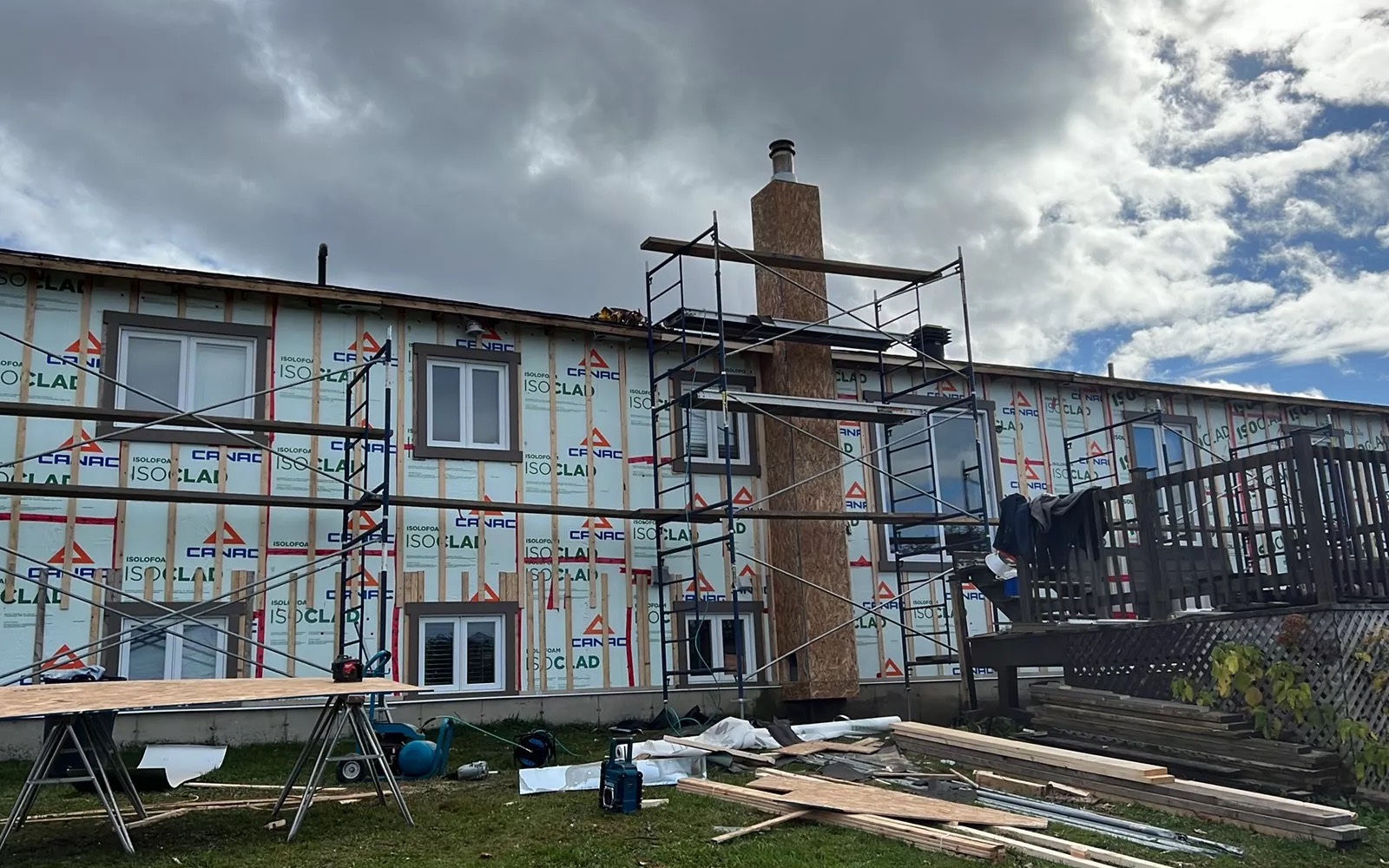 Maison en rénovation : membrane ISOCLAD, échafaudage et cheminée en cours